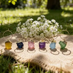 Ensemble de charms pour verre à vin en cristal irrégulier naturel avec anneaux de pierre.