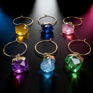 Vue détaillée de 6 charmants marqueurs de verre à vin en cristal irrégulier avec cercles d'or.