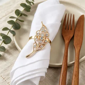 Portatovaglioli dorato a foglia con strass per elegante decorazione tavola e supporto metallico