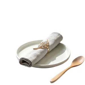 Elegante portatovaglioli dorato a forma di foglia con strass per la decorazione della tavola.