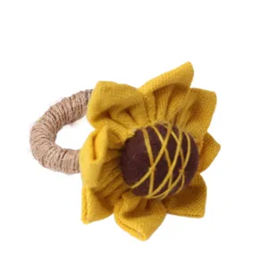 Portatovaglioli rustico a girasole con petali in stoffa gialla e corda. Dettaglio.