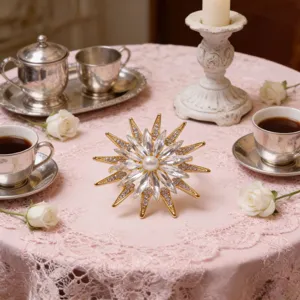Rond de serviette soleil en cristal dore, elegante decoration de table de fete.