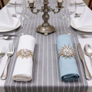 Vue détaillée des élégants porte-serviettes en cristal doré sur une belle table chic.