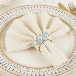 Elegante parel libel servettenring voor luxe tafelaankleding, Europese stijl dinerdecoratie.