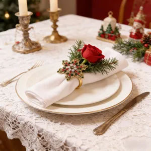Weihnachtsschneeflocke Serviettenring mit Strassbesatz und roter Rose Detailansicht