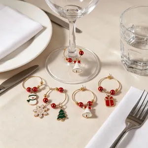 Set de charms en métal pour verres à vin de Noël, déco de table festive élégante.
