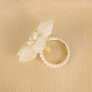 Elegante portasciugamani con fiore di perla per tavolo da pranzo di hotel e matrimonio.