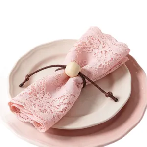 Holzperlen Serviettenring mit rosa Spitzenstoff fuer elegante Tischdeko Detail Ansicht.