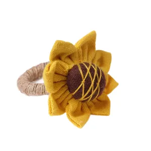 Portatovaglioli girasole in tessuto fatto a mano per decorazione tavola rustica.