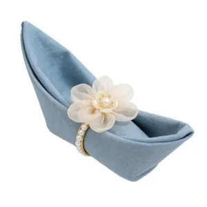 Anello portatovagliolo con fiore di perla di lusso per elegante decorazione tavola e ristorante.