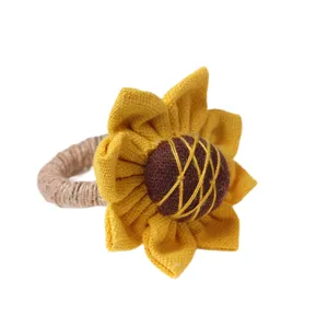Portatovaglioli con girasole in tessuto fatto a mano per splendida decorazione tavola.