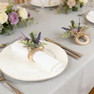 Primo piano dell'anello portatovagliolo in legno rustico con lavanda finta e nastro in juta.