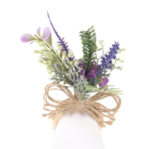 Portatovaglioli con fiori artificiali lavanda e fiocco di juta per decorazione tavola.