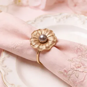 Portatovaglioli fiore oro con perla per elegante decorazione tavola e banchetto hotel.