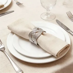 Anneau de serviette tressé argenté pour déco de table, boucle de serviette chic.