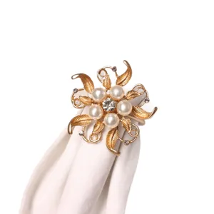 Elegante portatovaglioli floreale dorato con perle e strass per decorazione tavola.