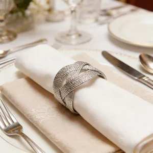 Anneau de serviette tressé argenté pour table élégante, porte-serviette en métal style.