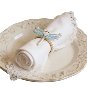 Elegante parel libel servettenring voor hotel eettafel decoratie en feestelijke opstelling.