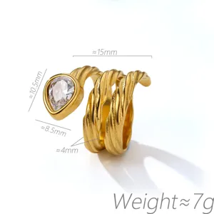 Elegante vergulde ring met meerdere wikkelingen en schitterende zirkoniasteen.
