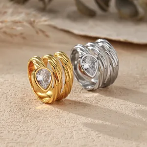 Meerlaagse gewikkelde ringen met peervormige zirkonia, chique modieuze metalen sieraden.