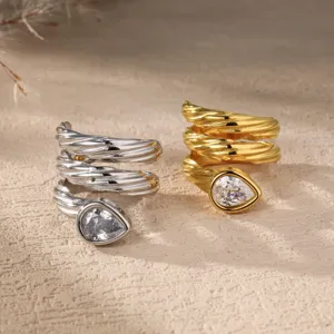 Chique meervoudig gewikkelde spiral ring met sprankelende peervormige zirkonia in goud, zilver.