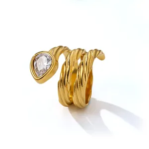 Vergulde multi laag gewikkelde ring met peervormige zirkonia steen voor dames sieraden.