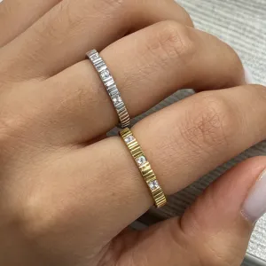 Minimalistische tweekleurige stapelbare ring met sprankelende zirkonia en chique tandwiel textuur.