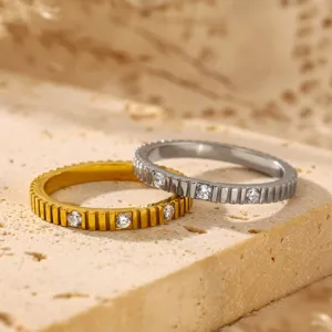 Elegante roestvrijstalen tandwiel strass ringen set, 18k vergulde chique stapelbare sieraden.