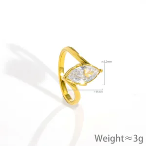 Anillo de acero inoxidable con circonita marquise en detalle, joya de moda dorada.