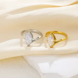 Anillo de acero inoxidable con circonita marquise elegante y diseño moderno y chic.