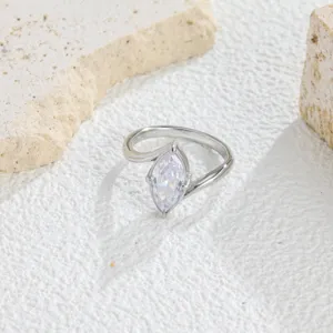 Anillo de acero inoxidable con circonita marquesa detalle, elegante joyería de titanio.