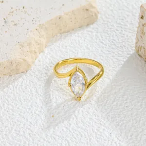 Primer plano detallado de un elegante anillo de acero inoxidable con zirconio.
