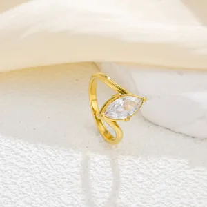 Primer plano de los detalles de la elegante anillo de acero inoxidable dorado.