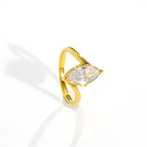 Anillo de acero inoxidable con circonita marquise, vista detallada, diseño dorado elegante.