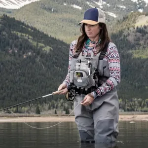 Vue détaillée du sac de poitrine de pêche à la mouche en rivière, rangement d'équipement.