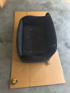Siège auto matelassé noir pour animal de compagnie et lit de voyage pour chien confortable.