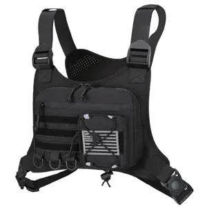 Taktische Brusttasche mit vielen Taschen, robuste Outdoor-Weste fuer Wandern und Sportabenteuer.