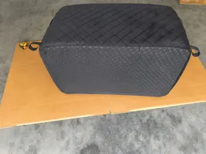 Vue détaillée du lit de voiture pour animal matelassé noir avec un fond antidérapant.