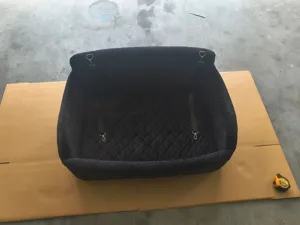 Vue détaillée du siège auto matelassé noir pour animaux avec coutures durables.
