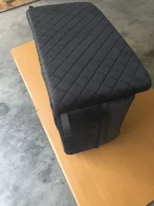 Vue détaillée du lit de voiture pour animal en velours matelassé noir, texture douce.