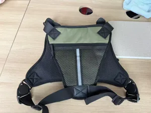 Taktische Brusttasche für Outdoor-Sport, Canvas-Mesh-Design mit verstellbaren Gurten und Taschen.