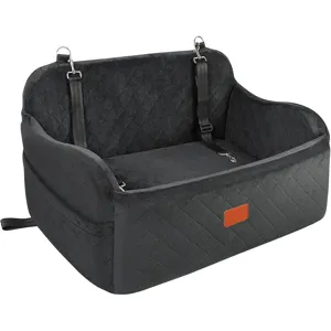 Vue détaillée du siège auto matelassé noir pour animaux avec sangles de sécurité et crochets.