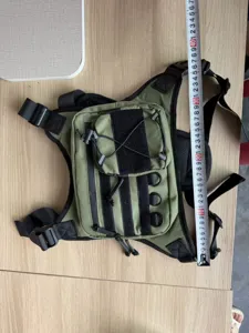 Taktische Outdoor Weste Brusttasche Detail, multifunktional, große Kapazität, wasserdicht.