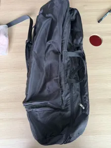 Detailansicht des schwarzen Yogamatten-Rucksacks mit Reißverschluss und Sporttasche.