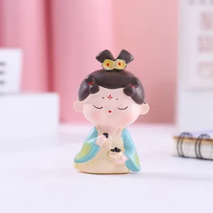 Vue de detail d'une jolie figurine de dame de la cour Tang comme ornament de bureau.