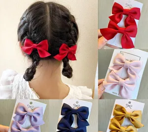 Vista dettagliata di fermagli per capelli colorati per lo styling estivo dei bambini
