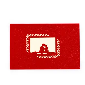 Biglietto d'auguri 3D creativo con silhouette di coppia romantica su glitter rosso