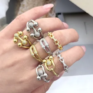 Anello Aperto Regolabile con Catena a Fibbia a Ferro di Cavallo Spessa in Stile Occidentale per Donna Orecchini con Strass in Rame di Lusso Delicato Anello per Dito Modaiolo Abbinabile