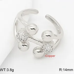 Anello aperto regolabile con sfere lucide e zirconi, gioiello elegante e chic.