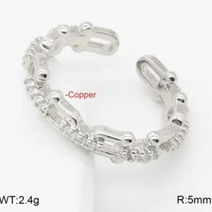 Primo piano dettagliato dell'anello a catena aperto in argento con zirconi lucidi stile ferro di cavallo.